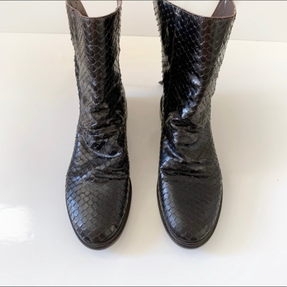 Vero Cuoio snake boots size 6